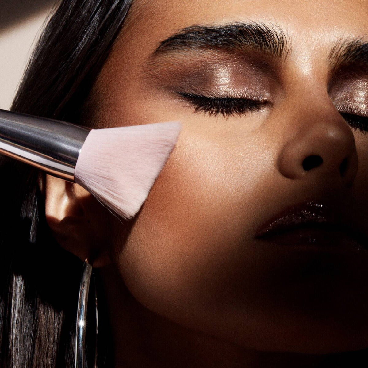 Fenty Beauty Cheek-Hugging Bronzer 190 Brush
