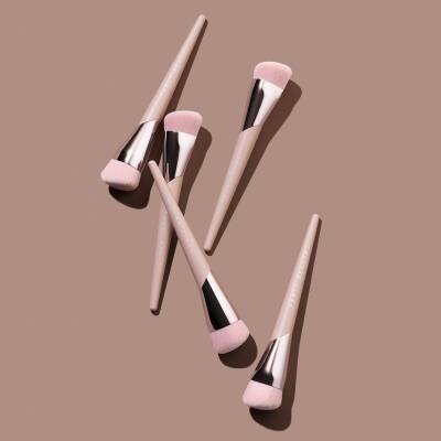 Fenty Beauty Natural Luminous Foundation Brush 145g